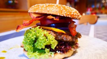 Börner-King GmbH Leckerer Hamburger des Restaurants Bei Christian in Massing, Nahaufnahme