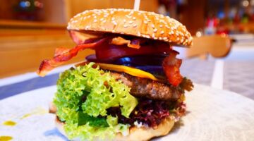 Börner-King GmbH Leckerer Hamburger des Restaurants Bei Christian in Massing, Nahaufnahme
