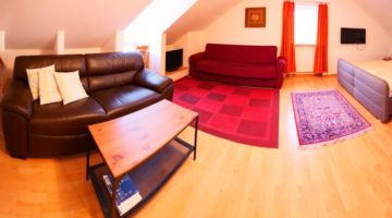 Fremdenzimmer mit Doppelbett in der Pension Bei Christian in Massing aus einem anderen Blickwinkel