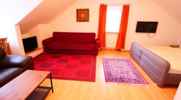 Fremdenzimmer mit Doppelbett in der Pension Bei Christian in Massing aus einer anderen Perspektive