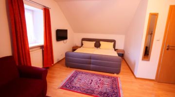 Zimmer mit Doppelbett in der Pension Bei Christian in Massing