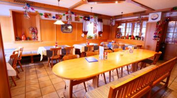 Börner-King GmbH Inneneinrichtung des Restaurantbereiches Bei Christian in Massing aus einem anderen Blickwinkel