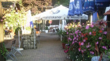 Biergarten, der einlädt – Bei Christian in Massing
