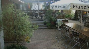 Biergarten, der einlädt – Bei Christian in Massing aus einer anderen Perspektive