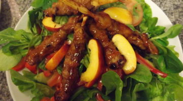 Speisen Leckerer Salat mit Fleischbeilage Bei Christian in Massing