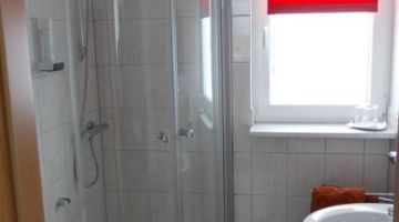 Eckdusche in der Pension Bei Christian in Massing