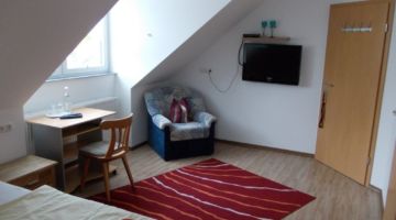 Liebevoll eingerichtetes Einzelzimmer in der Pension Bei Christian in Massing aus einer anderen Perspektive