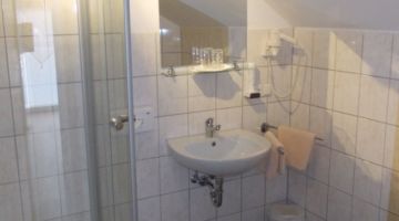 Schönes, weißes Bad in der Pension Bei Christian in Massing