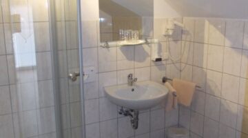 Schönes, weißes Bad in der Pension Bei Christian in Massing