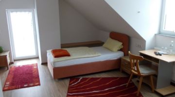 Liebevoll eingerichtetes Einzelzimmer in der Pension Bei Christian in Massing