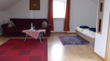 Stilvoll eingerichtetes Doppelbettzimmer in der Pension Bei Christian in Massing