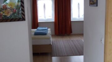 Liebevoll eingerichtetes Doppelbettzimmer in der Pension Bei Christian in Massing