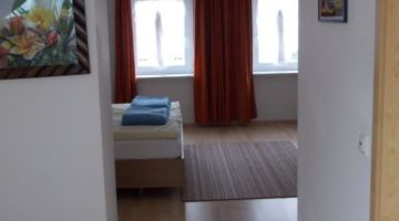 Liebevoll eingerichtetes Doppelbettzimmer in der Pension Bei Christian in Massing