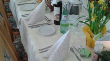 Restaurant Frühlingshaft gedeckter Tisch des Restaurants Bei Christian